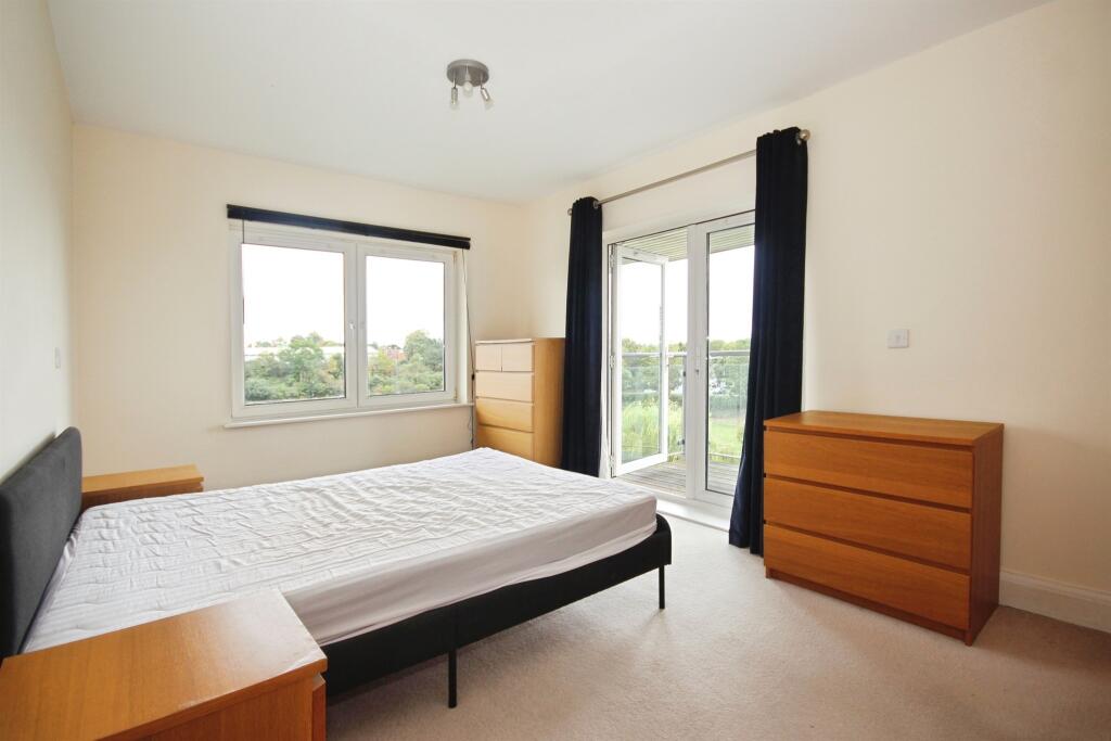 Apartment in Warwick - View 4