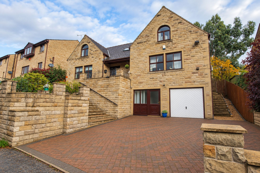 4-bed detached on Mons Road, Todmorden, OL14, £500,000