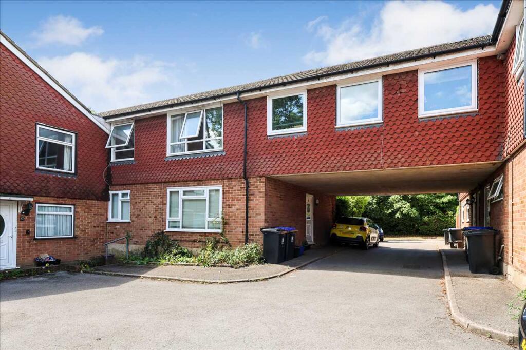 3-bed maisonette on Windsor Close, Windsor Lane, Burnham, £400,000