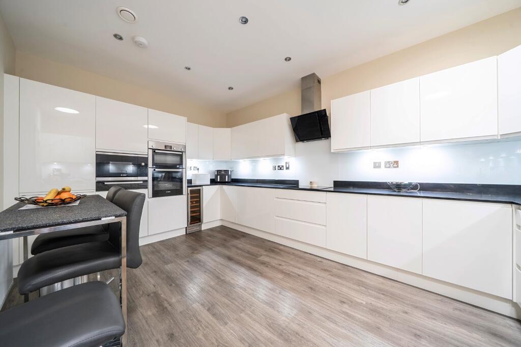 Apartment in Solihull, Dickens Heath - View 3