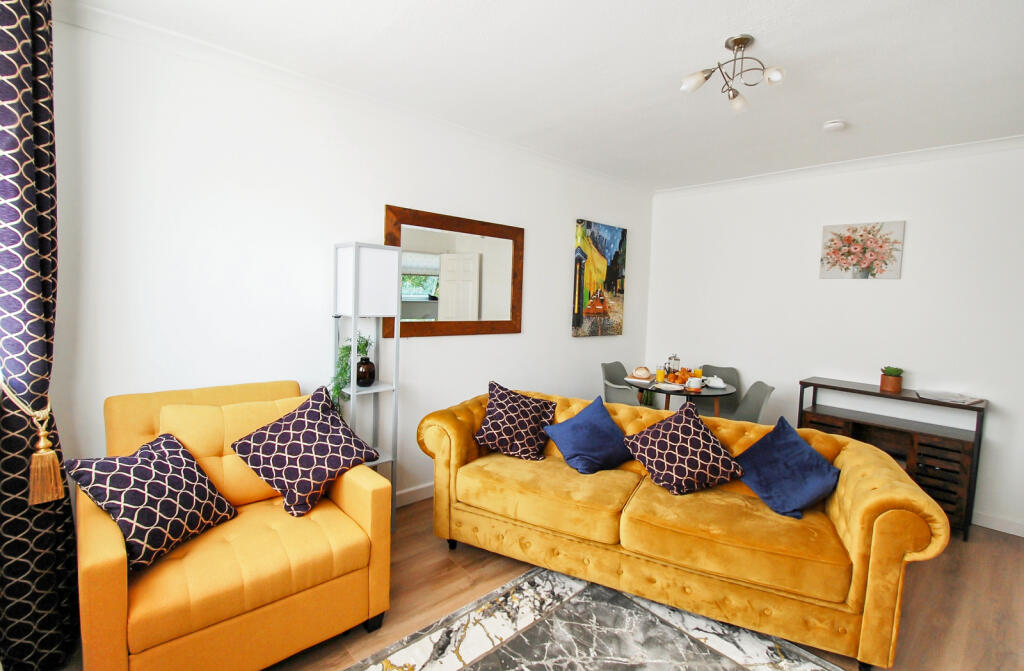 Apartment in Horsham, New Town - View 3