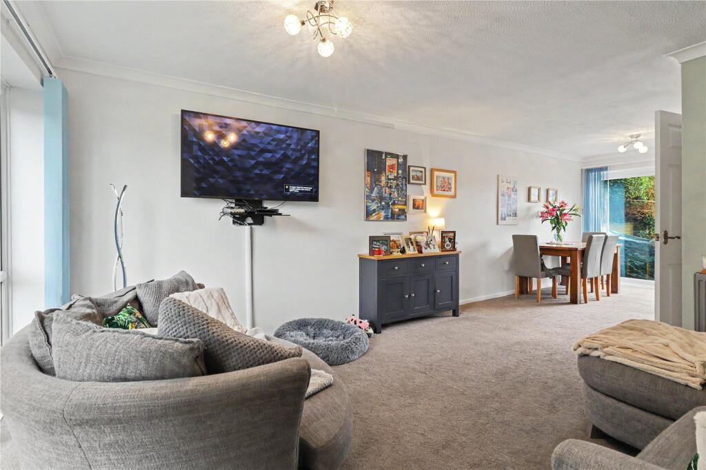 House in Haywards Heath, Franklands Village - More