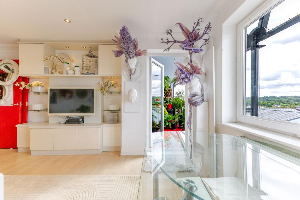 Apartment in Watford - View 5