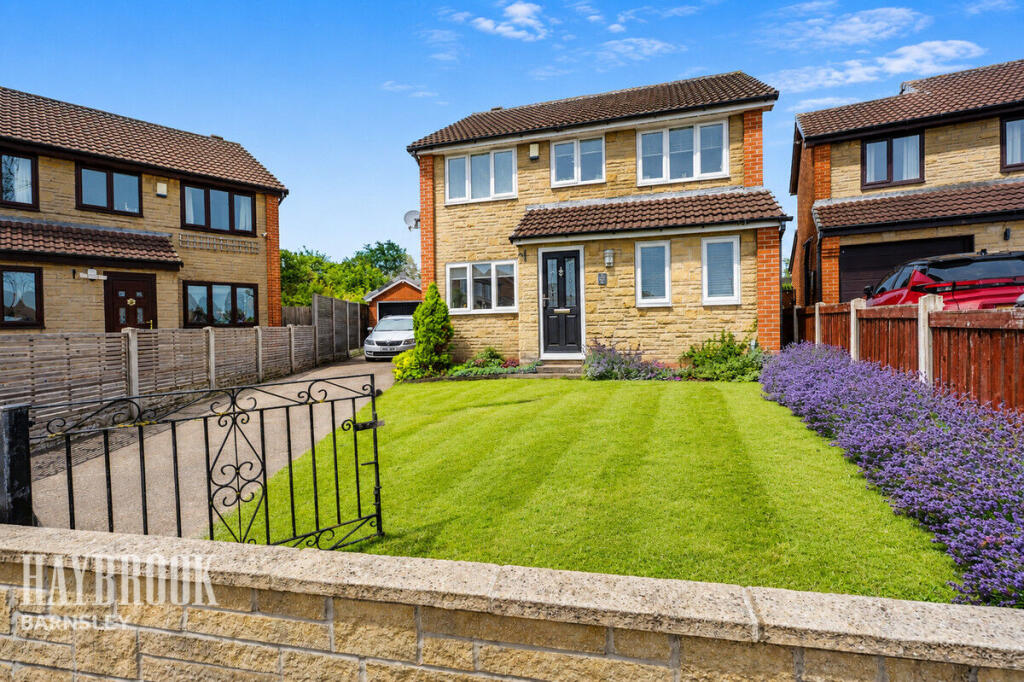3-bed detached on Midhurst Grove, Barugh Green, £330,000