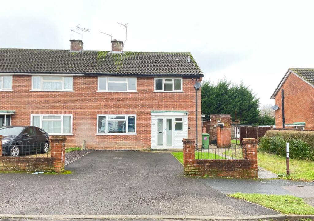 1-bed flat on 17 The Mead, Liphook, Hampshire, GU30 7AU, £95,000