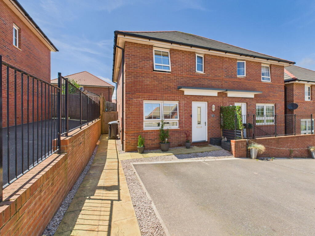 3-bed semi-detached on Dewberry Drive, Paignton, £260,000