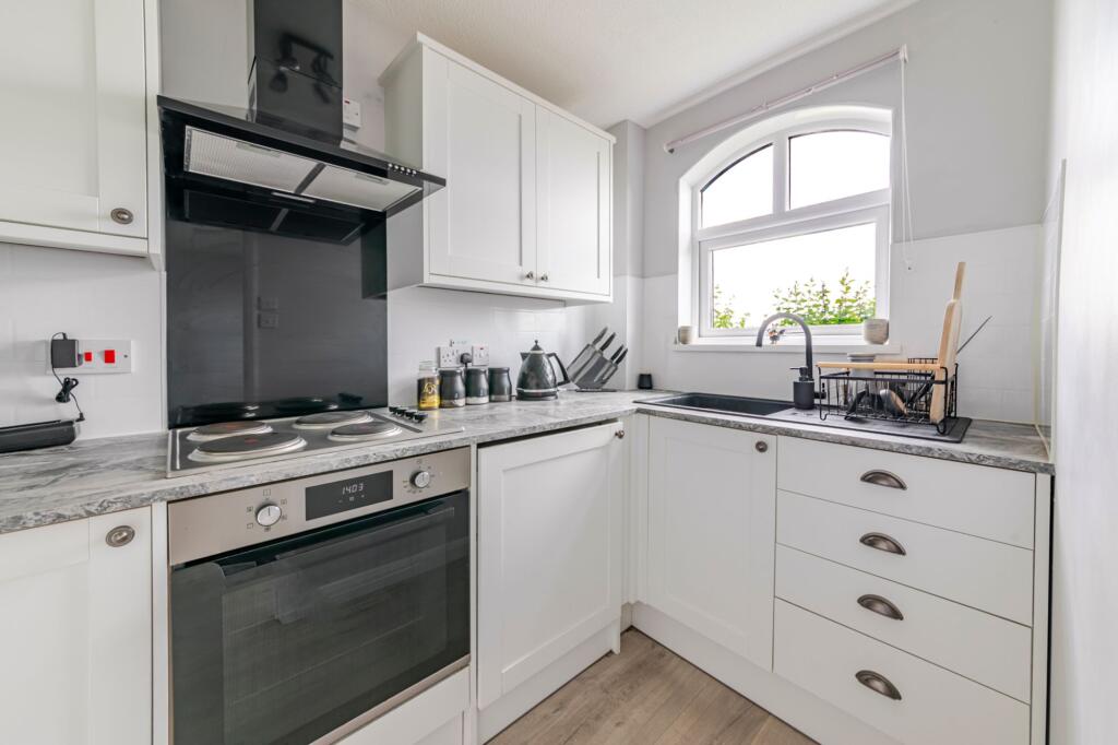 Apartment in Ellesmere Port, Wolverham - View 3