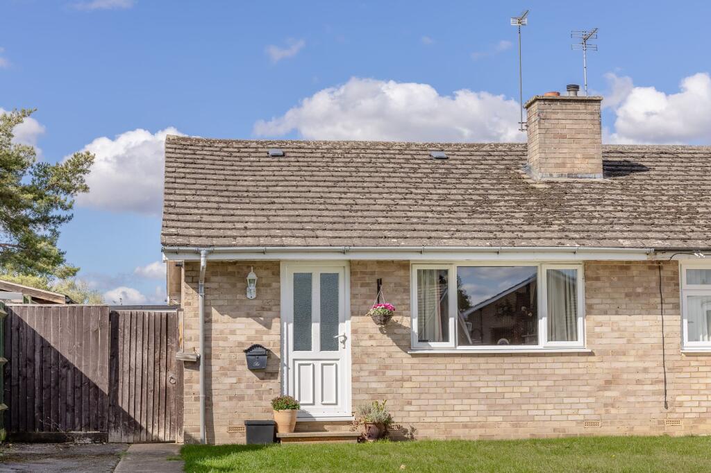 Main image of property: Begbroke Crescent, Begbroke, OX5