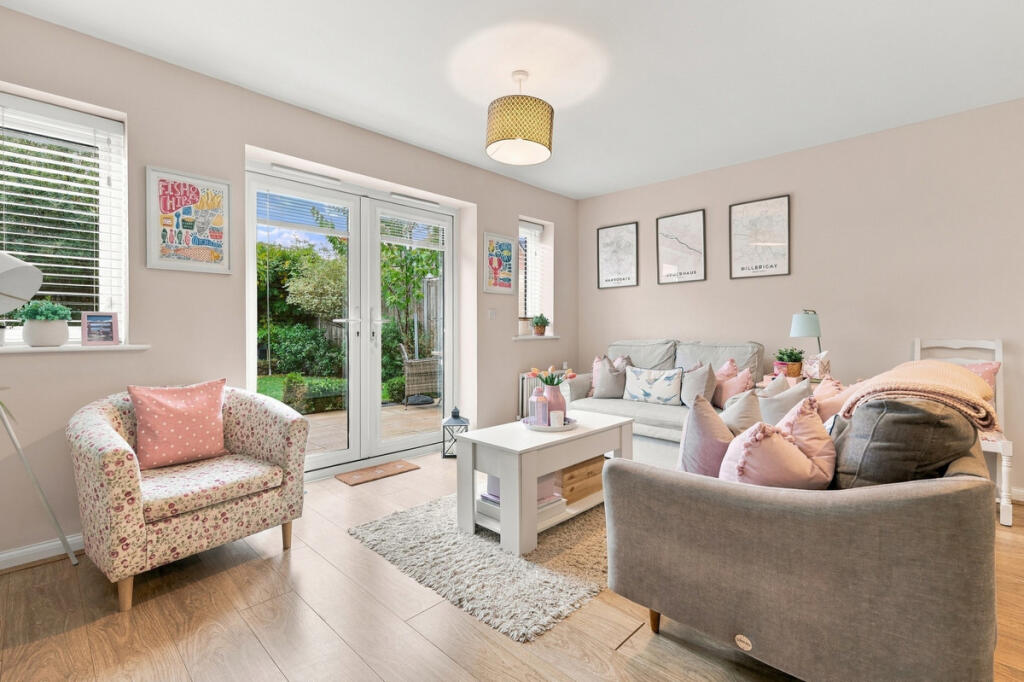 House in Rochford, Elizabeth Gardens - More