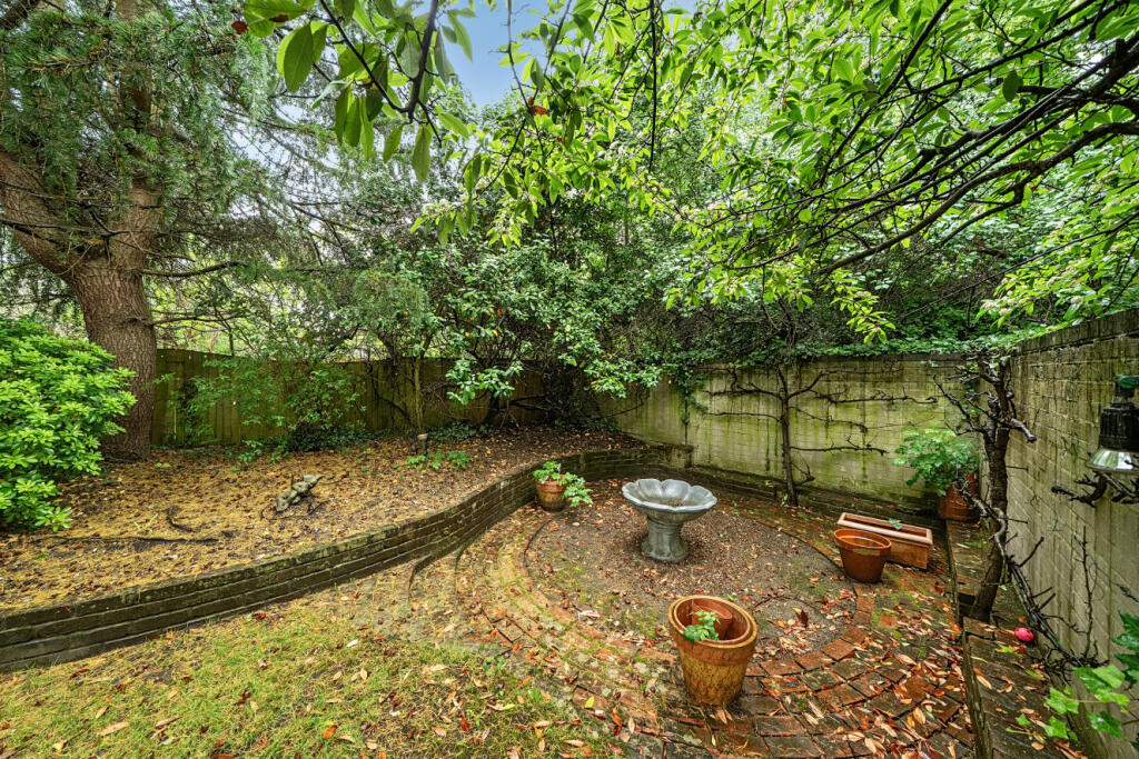 House in London, Hawkwood, Chislehurst - View 2