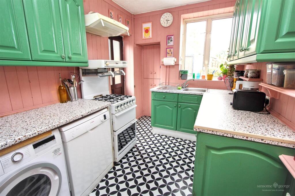 House in Reading, Norcot - More