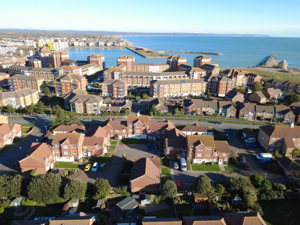 Hudson Close, Eastbourne photo 2