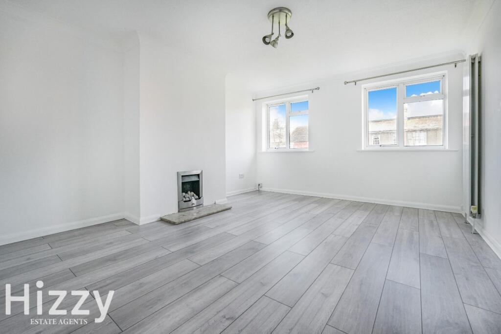 2-bed flat on Gallows Hill, Hadleigh,, £150,000