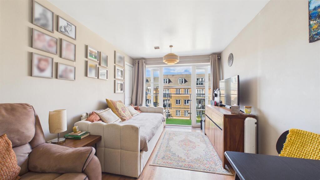 Apartment in East Hertfordshire, Hertford - View 2