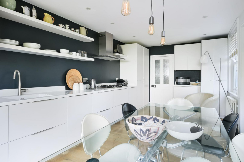 House in Kingston upon Thames - More