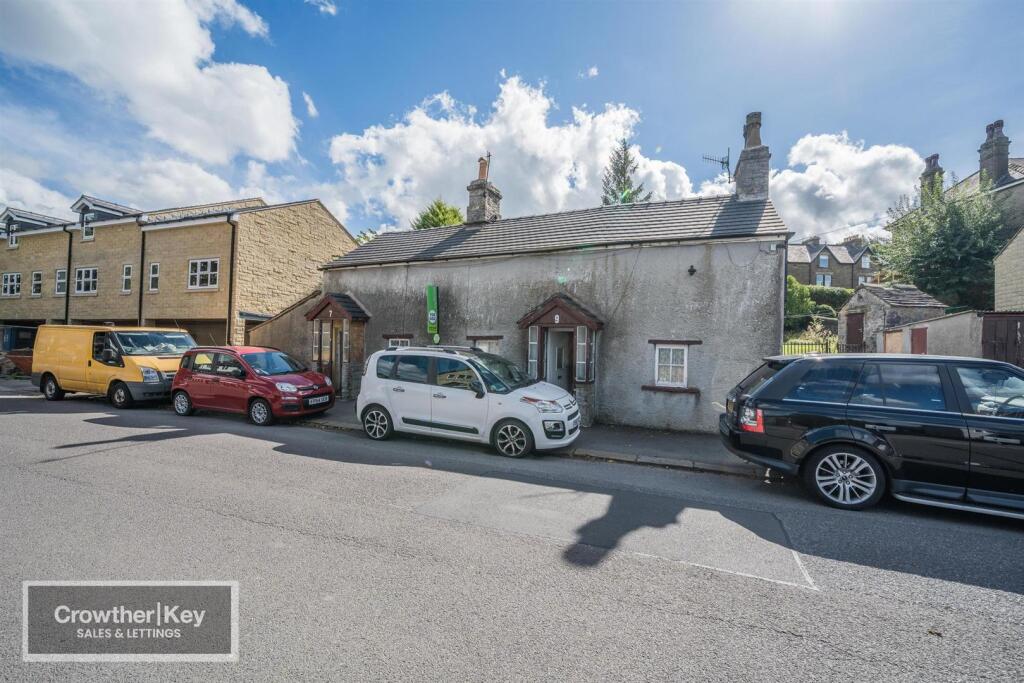 4-bed detached on Macclesfield Old Road, Buxton, £350,000