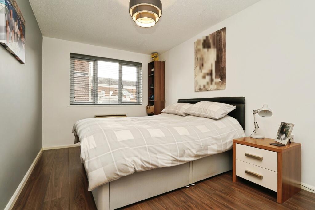 Apartment in Gloucester, Gloucestershire - View 5