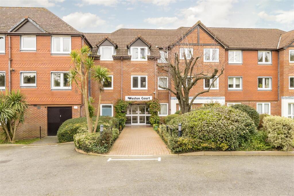 Main image of property: Farnham Close, London, N20 9PQ