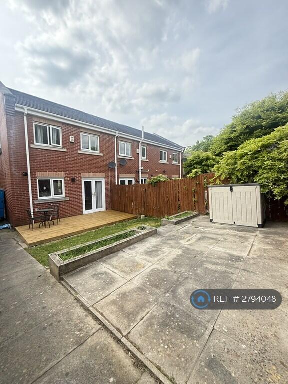 3 bedroom semi-detached house for rent