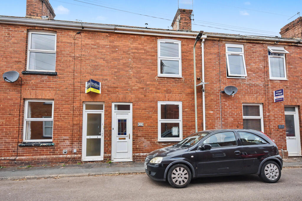 3-bed terraced on 5 Cross View, Alphington, Exeter EX2 8SL, £140,000