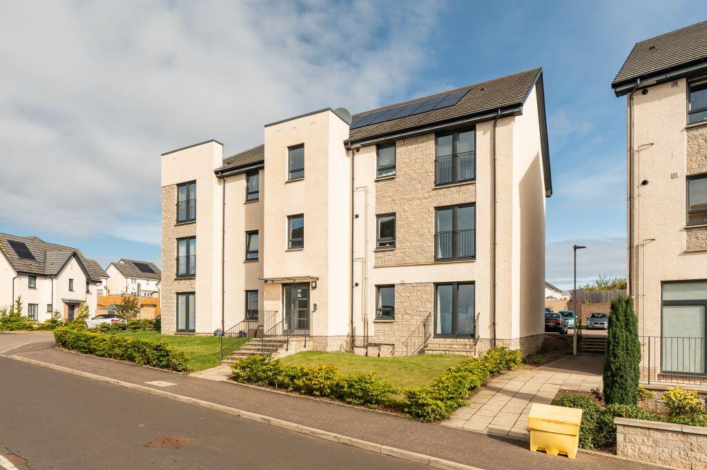 2-bed flat on 2/6 Bowbridge Crescent, Edinburgh, EH17 8UX, £220,000