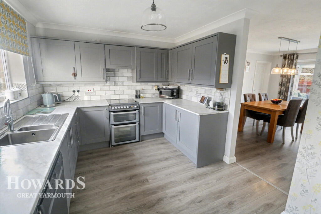 4-bed bungalow on Bulmer Lane, Winterton-on-Sea, £440,000