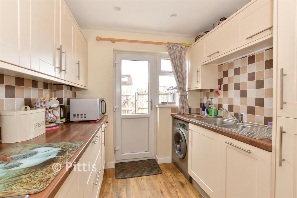 Avenue Road, Sandown, Isle of Wight photo 3