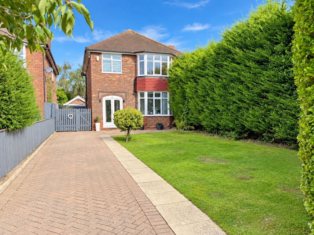 3-bed detached on Edge Avenue, Grimsby, DN33, £299,000