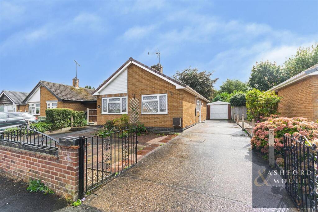 2-bed bungalow on Leslie Grove, Calverton, Nottingham, £280,000