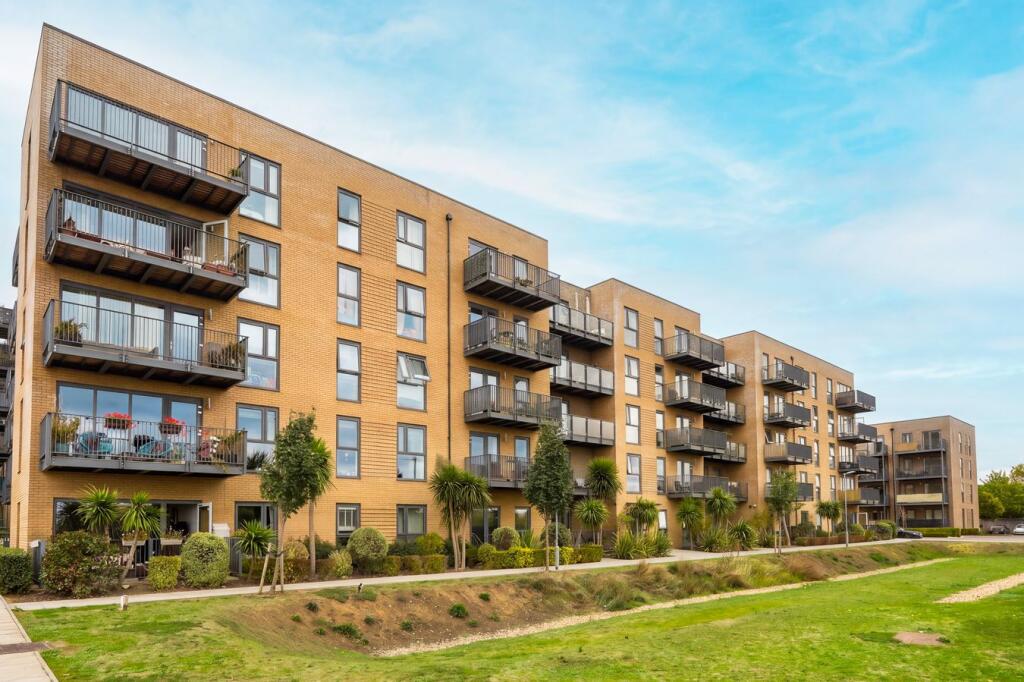 3-bed flat on Apple Yard, London, SE20, £490,000
