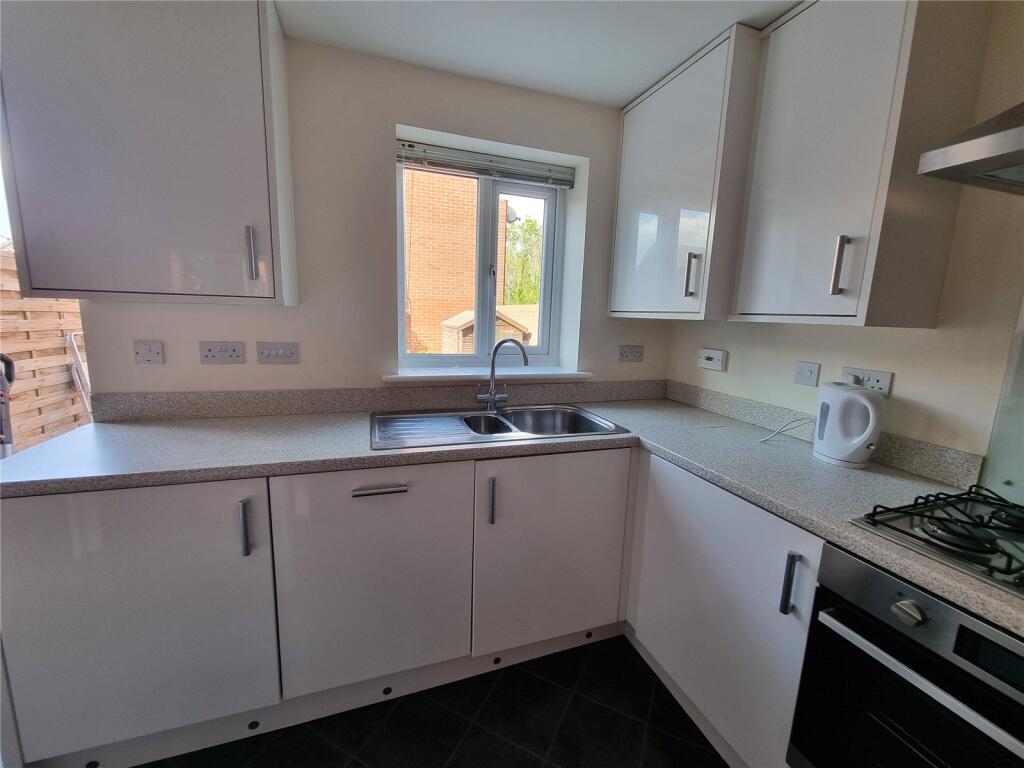 5 bedroom end of terrace house for rent