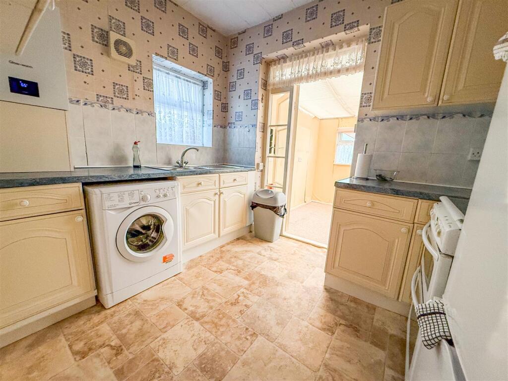 Balmoral Avenue, Clacton-On-Sea, Essex photo 3