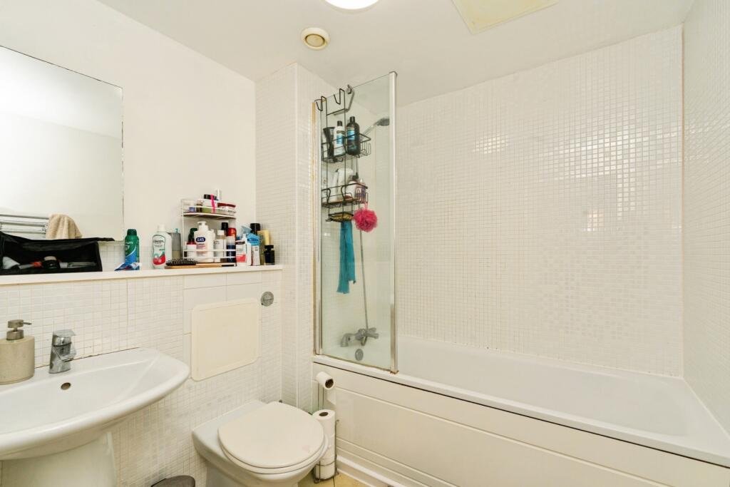 Apartment in Kingston upon Thames, Norbiton - More