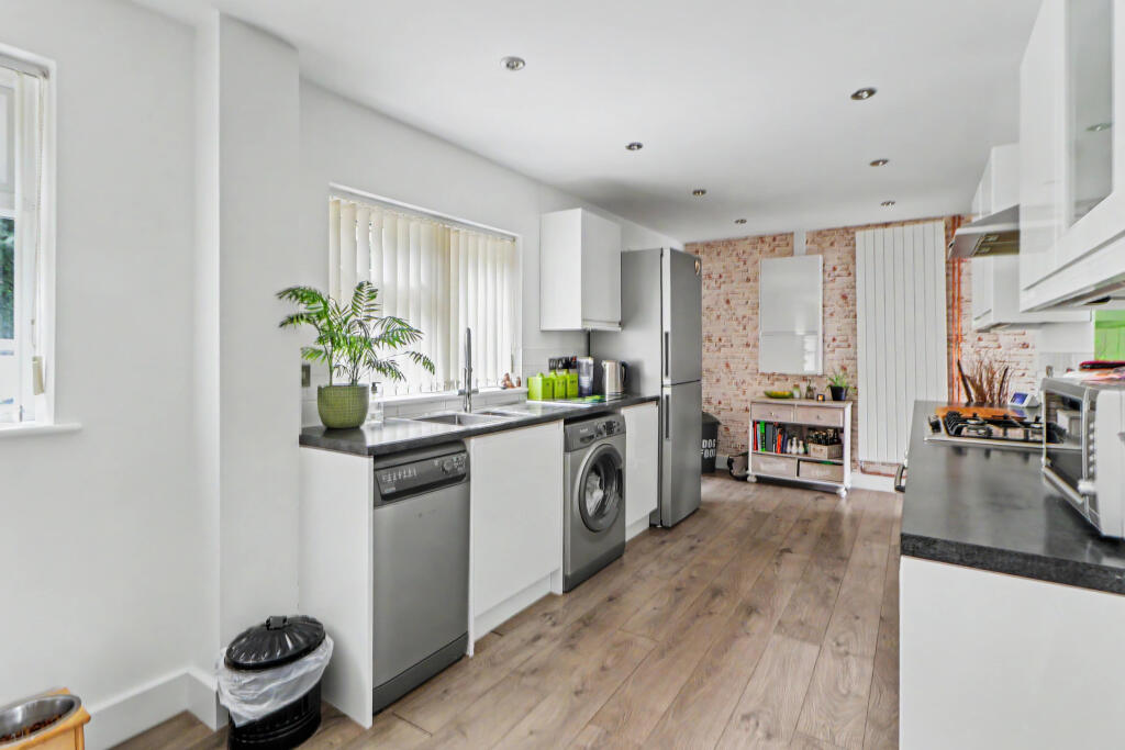 Bernhardt Crescent, Stevenage, Hertfordshire photo 4