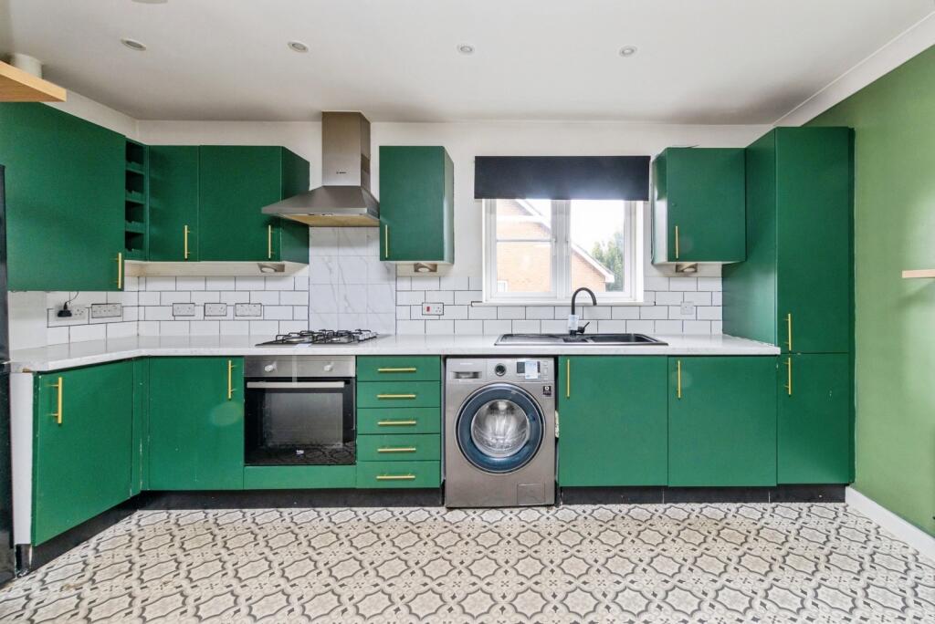 Apartment in Tonbridge and Malling, Kent - View 3