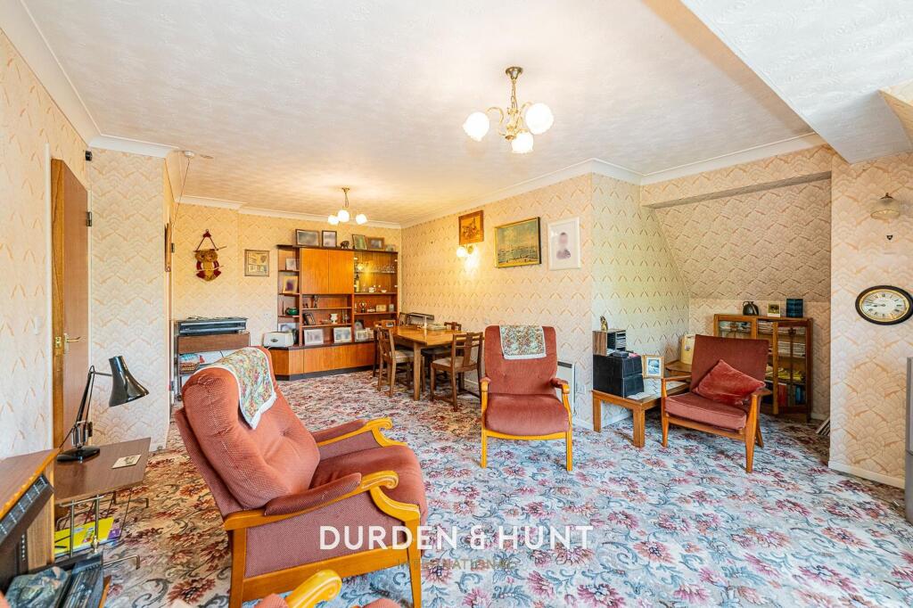 High Road, Manor Court Lodge, E18 photo 2