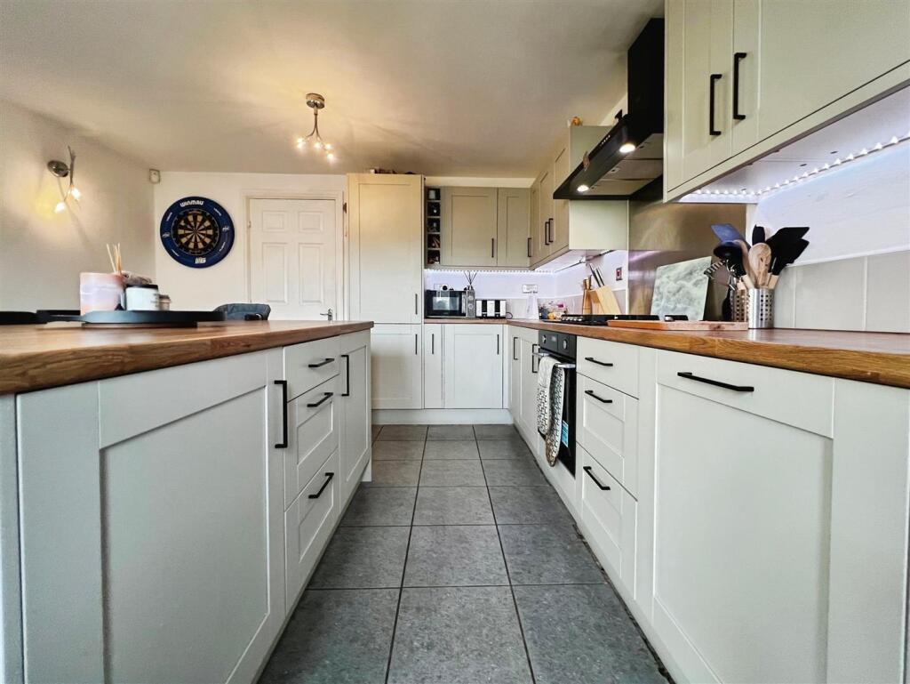 Loxley Close, Bradford, BD2 3HX photo 4