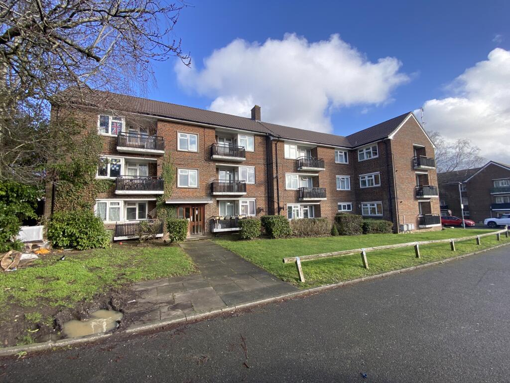 Main image of property: Flat 4, Hawkswood House, Moordale Avenue, Bracknell, Berkshire RG42 1RY