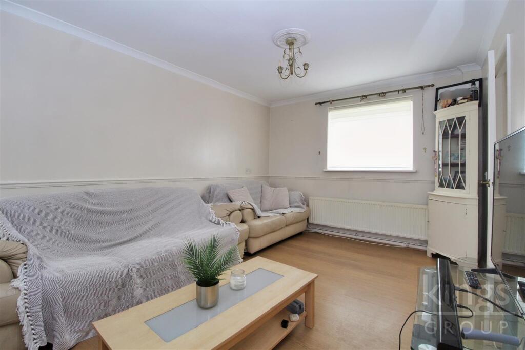 Apartment in Broxbourne, Hertfordshire - View 4
