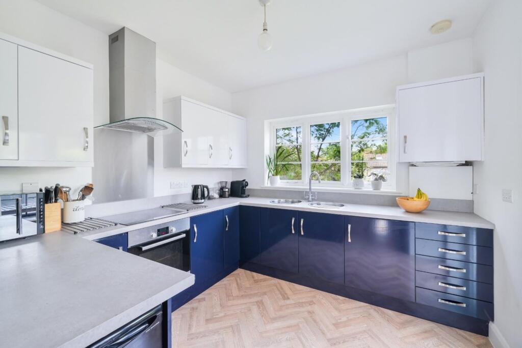 Meadowview Road, Epsom, KT19 photo 4