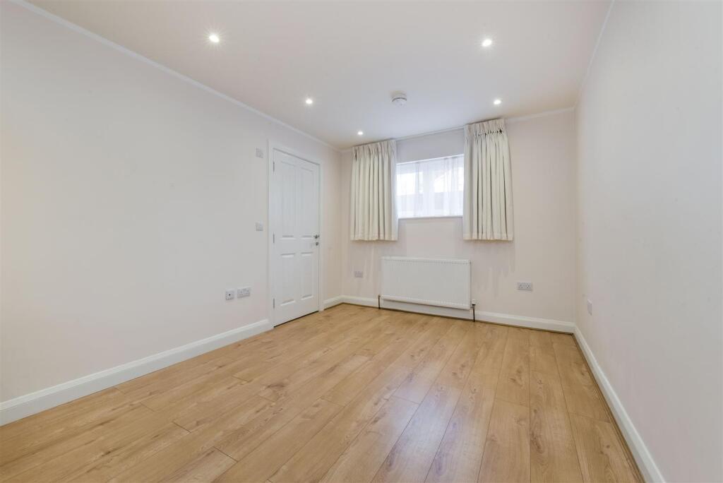 Leeway Close, Hatch End, Pinner - View 5