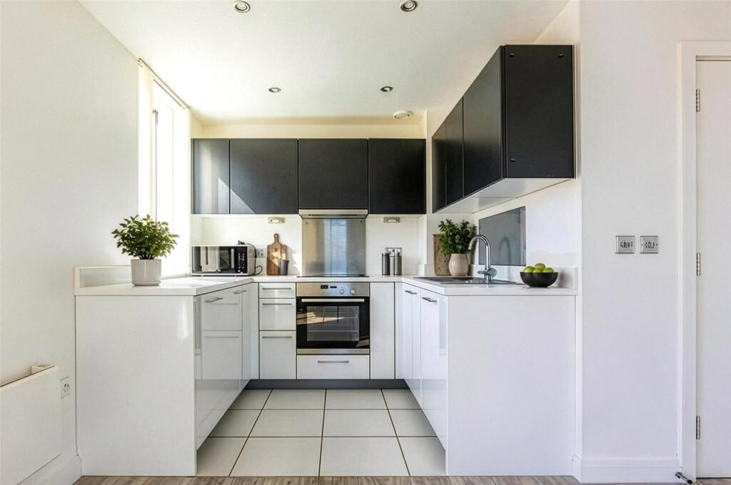 Apartment in Dacorum, Hertfordshire - View 5