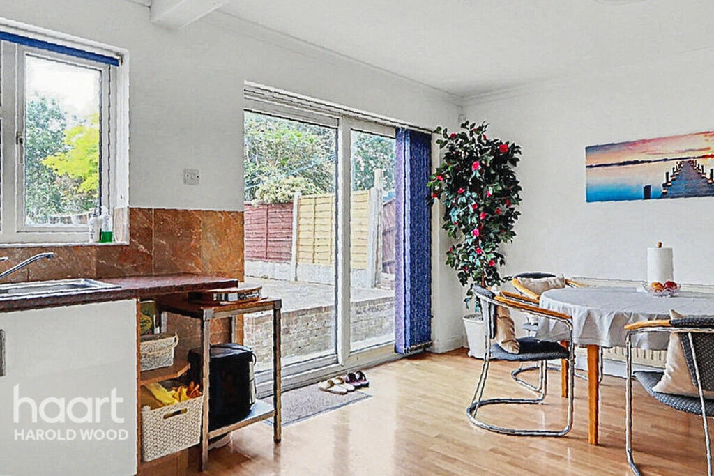 Avenue Road, Harold Wood photo 4