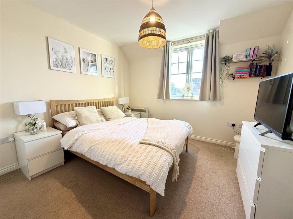 Apartment in Swindon, Haydon Wick - More