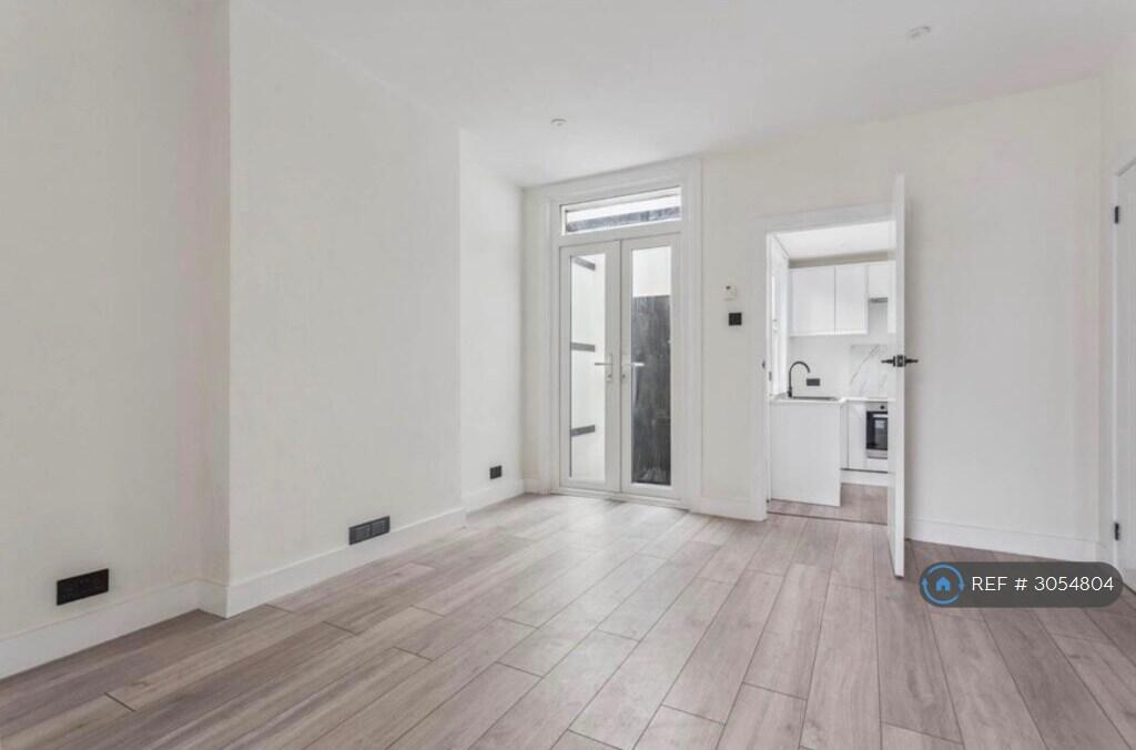 Apartment in Watford - View 3