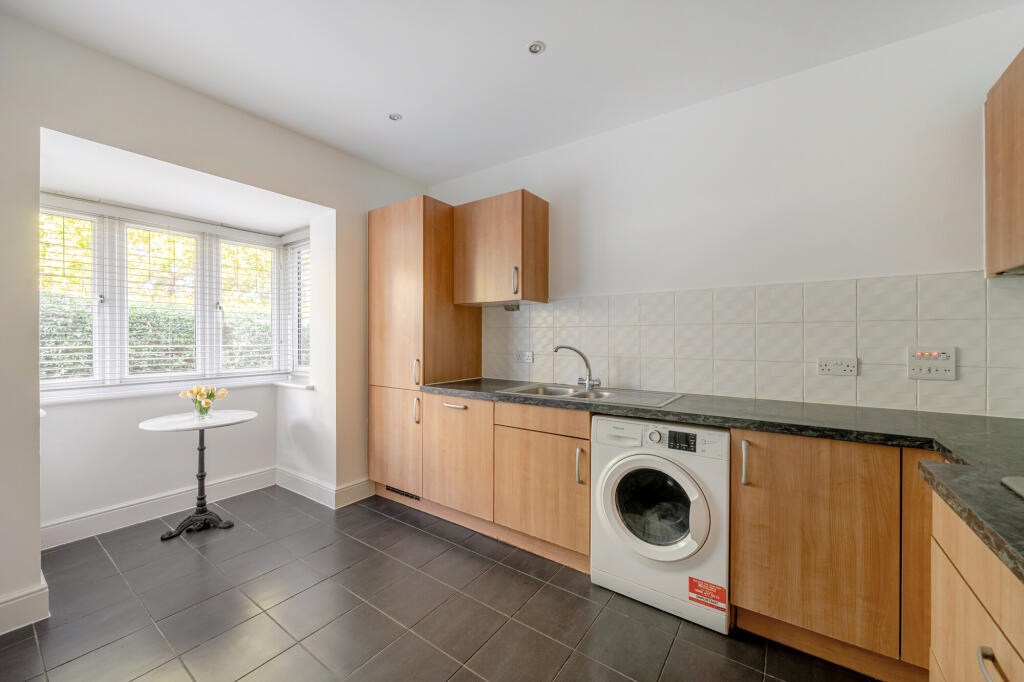 House in Mole Valley, Dorking - View 4