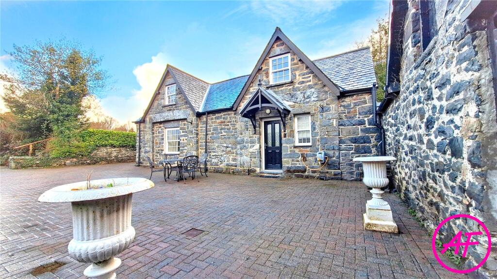 House in Llanrwst - View 2
