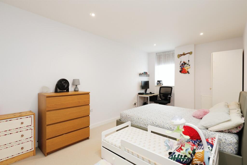 Apartment in Watford - View 3