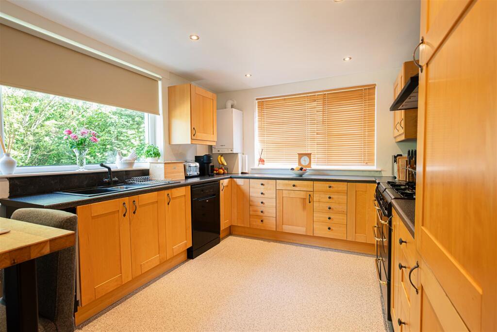 House in Huddersfield - View 5