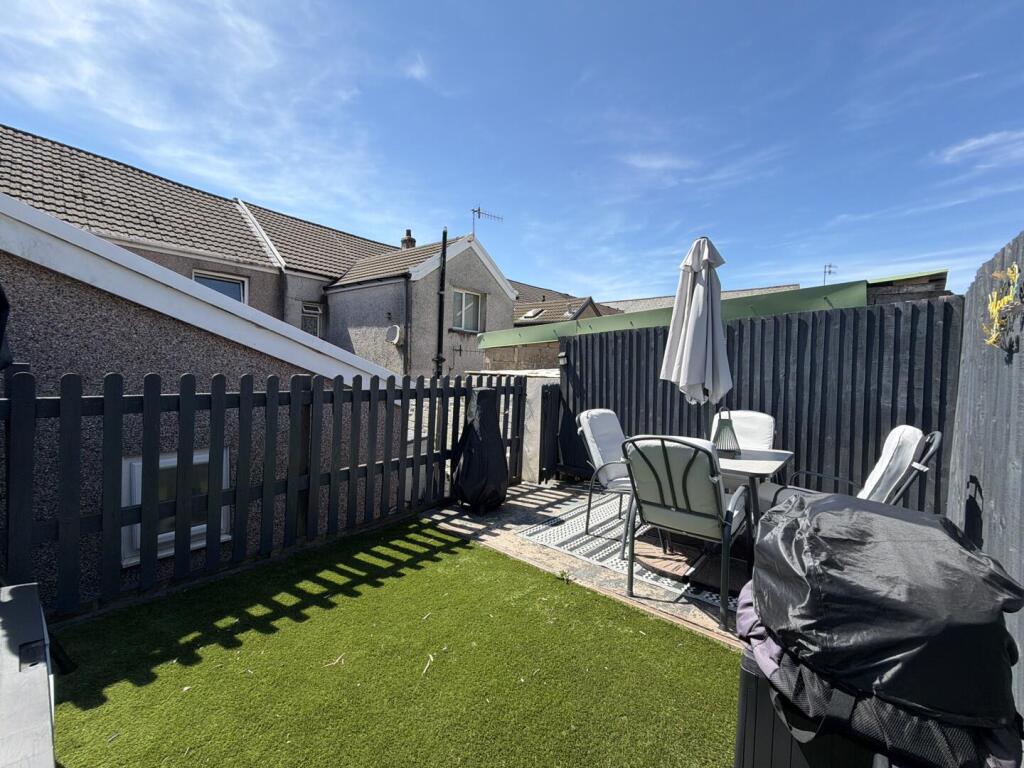 House in Cardiff, Pen-y-graig - View 2